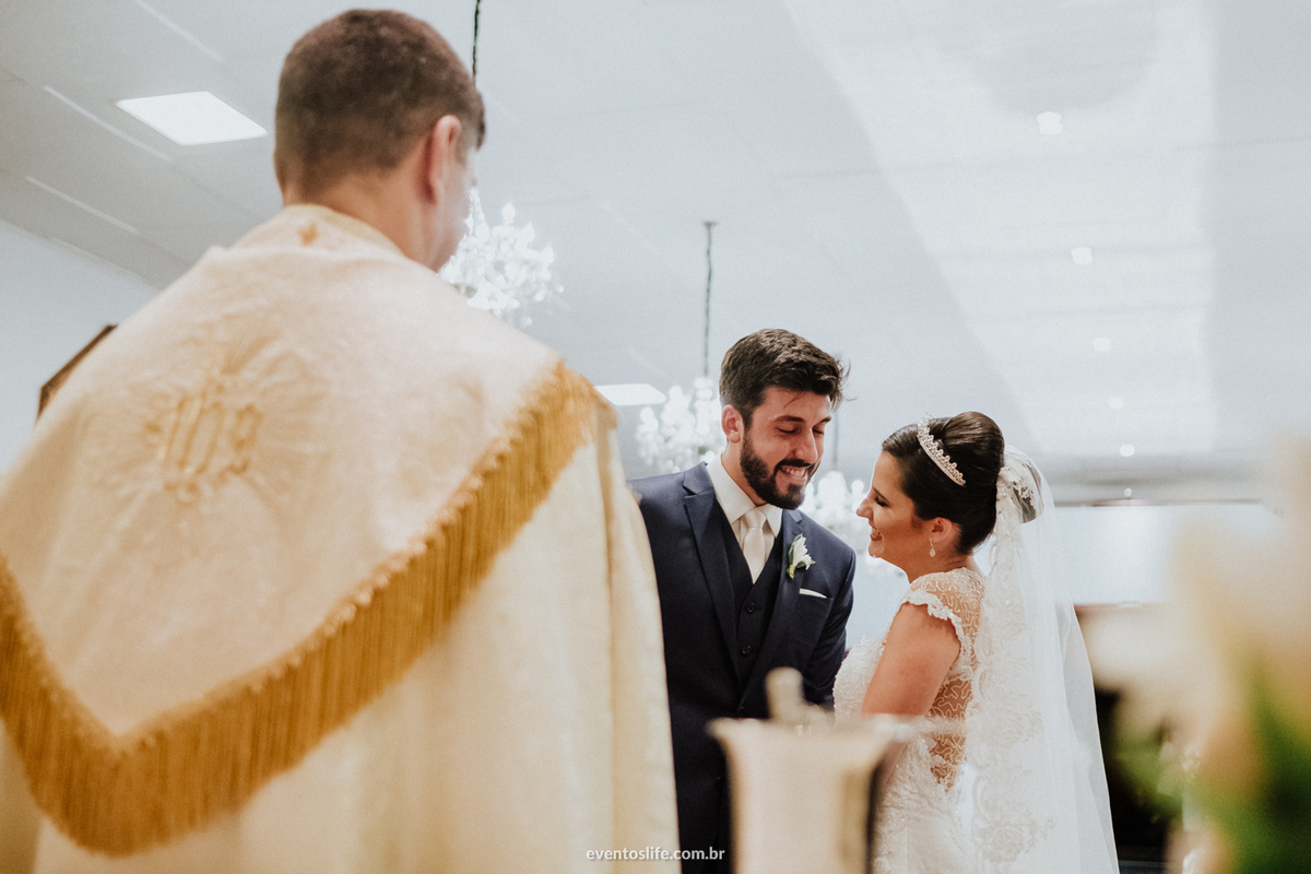 Life Fotografia, Fotografia de casamento, Casamento, Wedding, Alex Oliveira, Cyndi Omoto, Fotografia de Casamento Sorocaba, Cerimônia, Igreja Nossa Senhora de Fátima, Casamento Católico, troca de olhares, noivo olhando pra noiva, amor, alianças