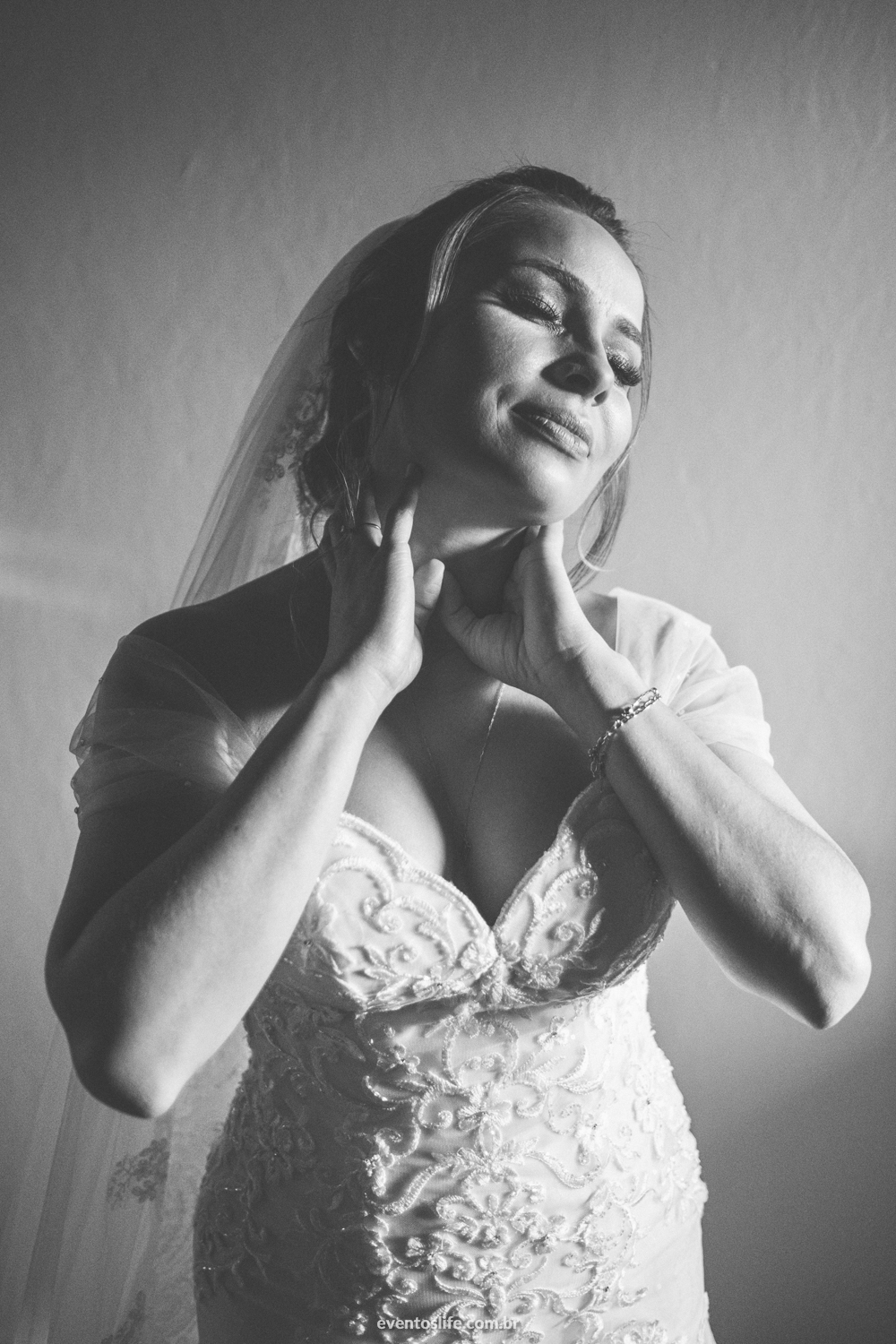 Life Fotografia, Fotografia de Casamento Sorocaba, Fotos de Casamento, Sorocaba, São Roque, São Paulo, Itu, Indaiatuba, Amanda e Rafael, Casamento ao ar livre, Fotos diferentes, Fotos espontâneas, Tajj, Retrato da Noiva, PB, Luz de janela, Making Of