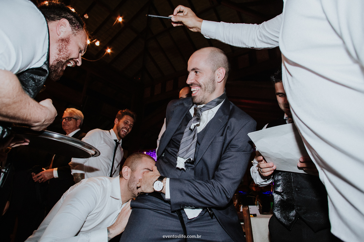 Life Fotografia, Fotografia de Casamento Sorocaba, Fotos de Casamento, Sorocaba, São Roque, São Paulo, Itu, Indaiatuba, Amanda e Rafael, Casamento ao ar livre, Fotos diferentes, Fotos espontâneas, Tajj, Gravata, Mordida na bunda, Noivo se divertindo