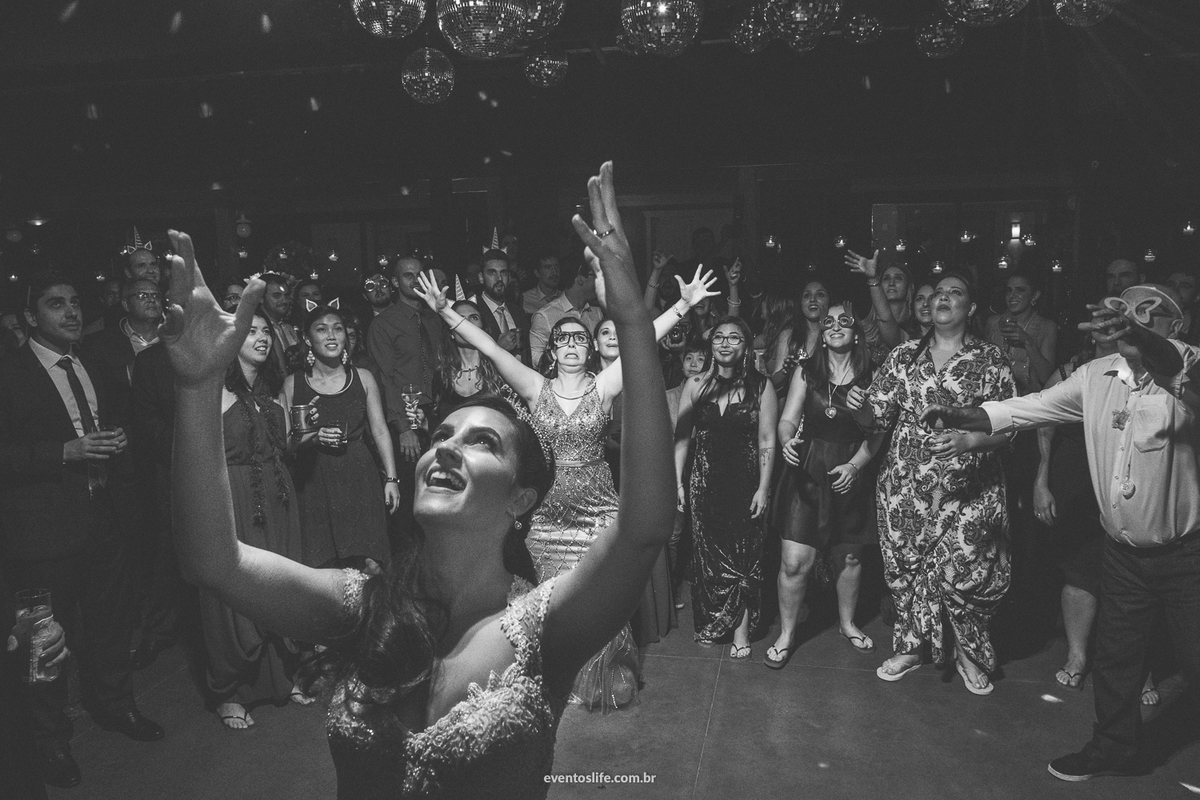 casamento, renata e joão, life fotografia, sorocaba, são paulo, fotografia de casamento, alex oliveira, cyndi omoto, fotografia espontânea, noiva jogando o buquê, madrinhas, mulheres, bouquet, jogando o buquê, florisnéia