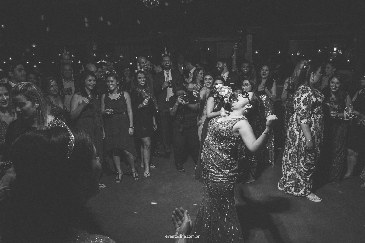 casamento, renata e joão, life fotografia, sorocaba, são paulo, fotografia de casamento, alex oliveira, cyndi omoto, fotografia espontânea, mulheres, jogando o buquê, convidada pegando o buquê, melhor foto de buquê, foto engraçada, santa victória