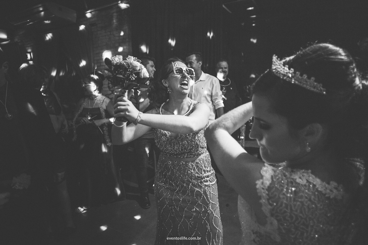 casamento, renata e joão, life fotografia, sorocaba, são paulo, fotografia de casamento, alex oliveira, cyndi omoto, fotografia espontânea, mulheres, jogando o buquê, convidada pegando o buquê, melhor foto de buquê, foto engraçada, comemorando