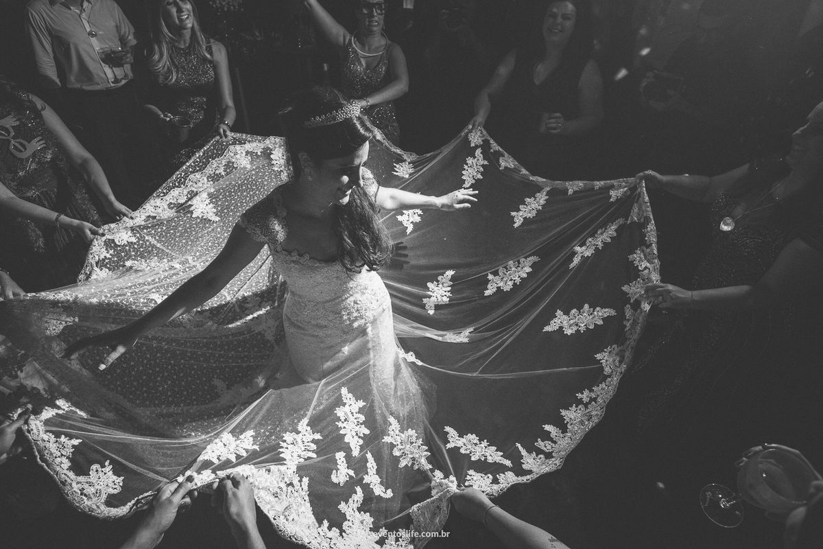 casamento, renata e joão, life fotografia, sorocaba, são paulo, fotografia de casamento, alex oliveira, cyndi omoto, fotografia espontânea, noivos na pista de dança, melhores fotógrafos de sorocaba, melhor fotos de casamento, pegando no vestido da noiva