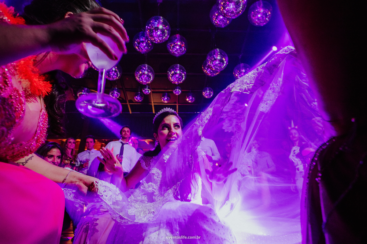 casamento, renata e joão, life fotografia, sorocaba, são paulo, fotografia de casamento, alex oliveira, cyndi omoto, fotografia espontânea, noivos na pista de dança, melhores fotógrafos de sorocaba, melhor fotos de casamento, pegando no vestido da noiva