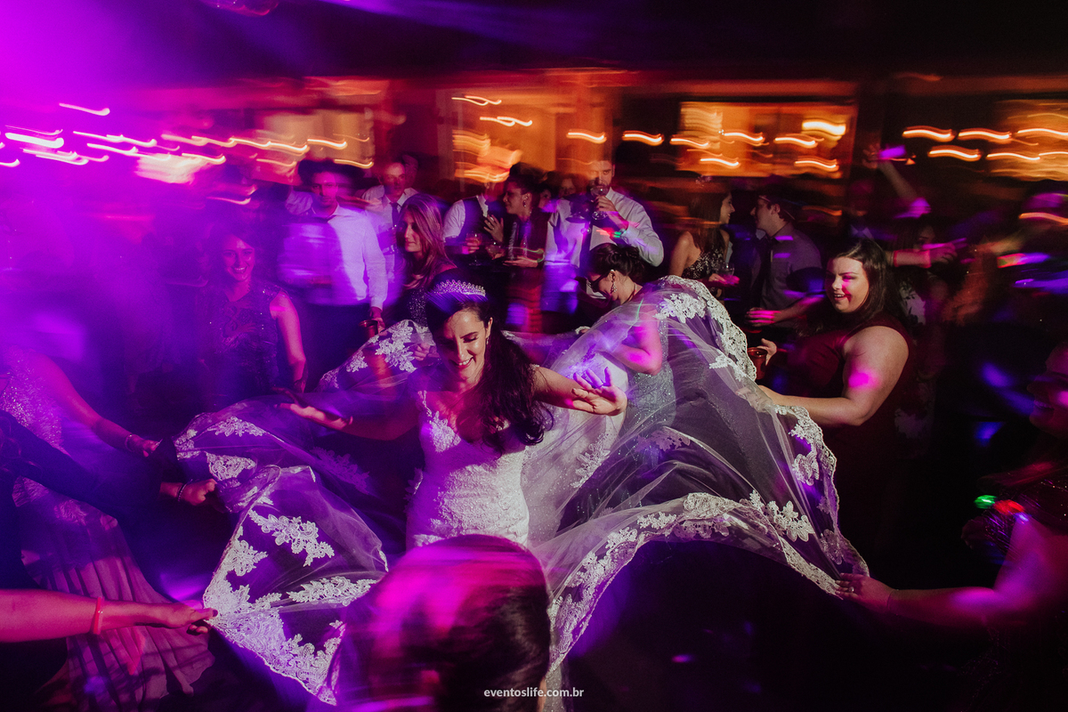 casamento, renata e joão, life fotografia, sorocaba, são paulo, fotografia de casamento, alex oliveira, cyndi omoto, fotografia espontânea, noivos na pista de dança, melhores fotógrafos de sorocaba, melhor fotos de casamento, pegando no vestido da noiva