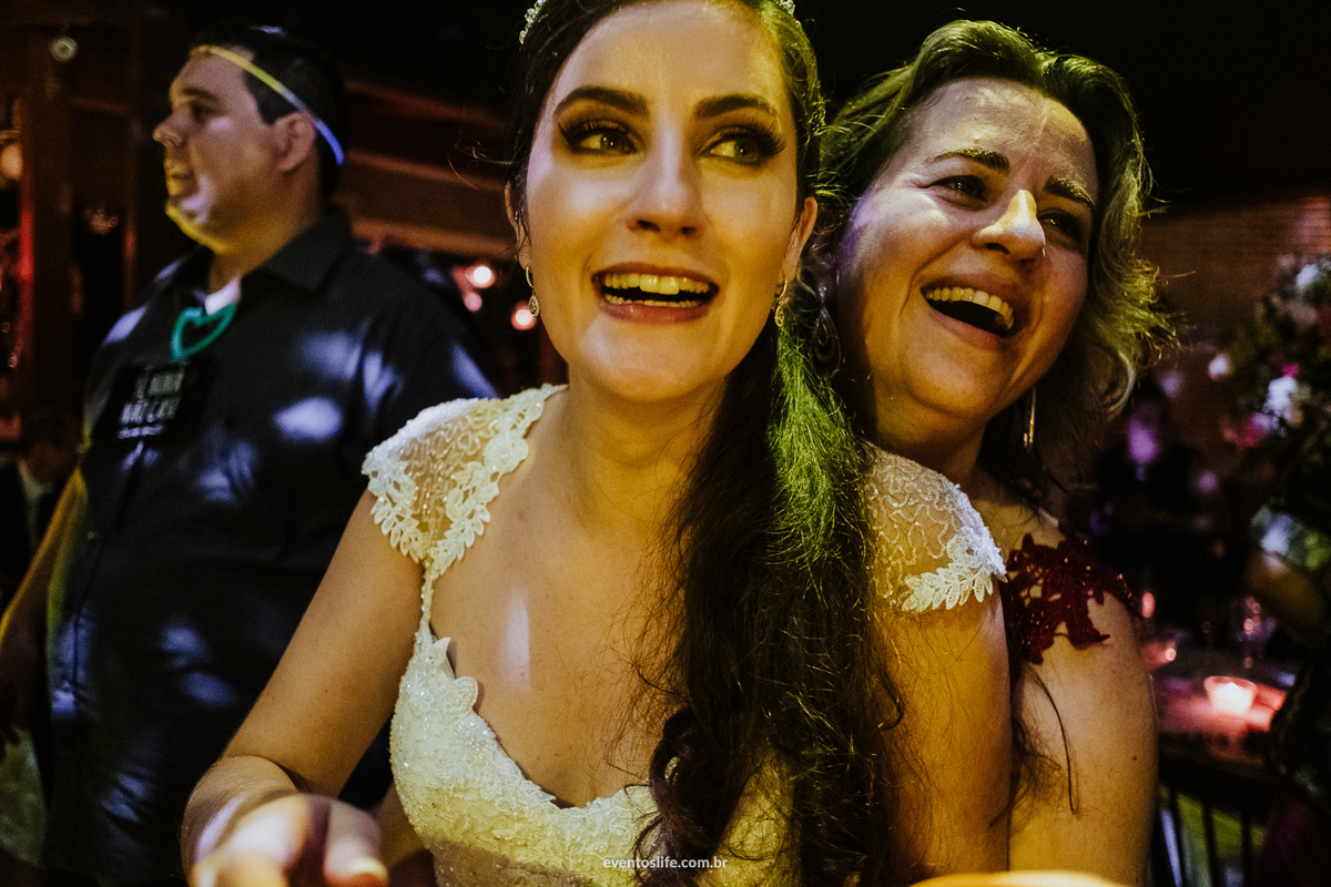 casamento, renata e joão, life fotografia, sorocaba, são paulo, fotografia de casamento, alex oliveira, cyndi omoto, fotografia espontânea, noivos na pista de dança, melhores fotógrafos de sorocaba, melhor fotos de casamento, convidados abraçando a noiva