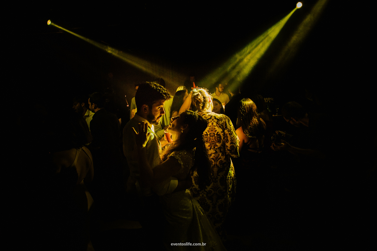 casamento, renata e joão, life fotografia, sorocaba, são paulo, fotografia de casamento, alex oliveira, cyndi omoto, fotografia espontânea, melhores fotógrafos de sorocaba, melhores fotos de casamento, noivos dançando juntos, casada, comprometida