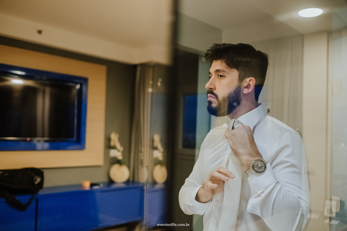 casamento, renata e joão, life fotografia, sorocaba, são paulo, fotografia de casamento, alex oliveira, cyndi omoto, fotografia espontânea, noivo com barba, colocando a gravata, noivo de gravata, gravata off white, noivo se arrumando, hotel all in 