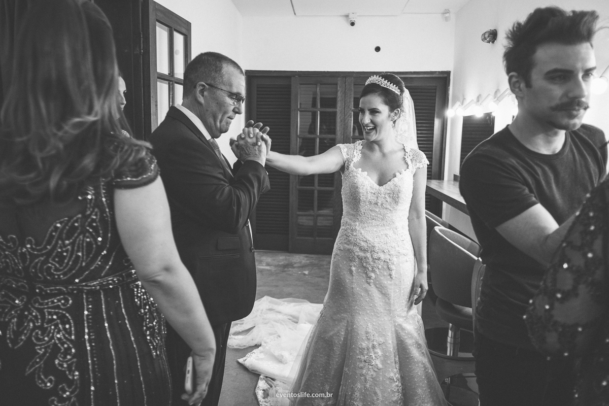 casamento, renata e joão, life fotografia, sorocaba, são paulo, fotografia de casamento, alex oliveira, cyndi omoto, fotografia espontânea, pai beijando a mão da noiva, noiva pronta, quanto tempo antes do casamento ficar pronta, vestido de noiva lindo