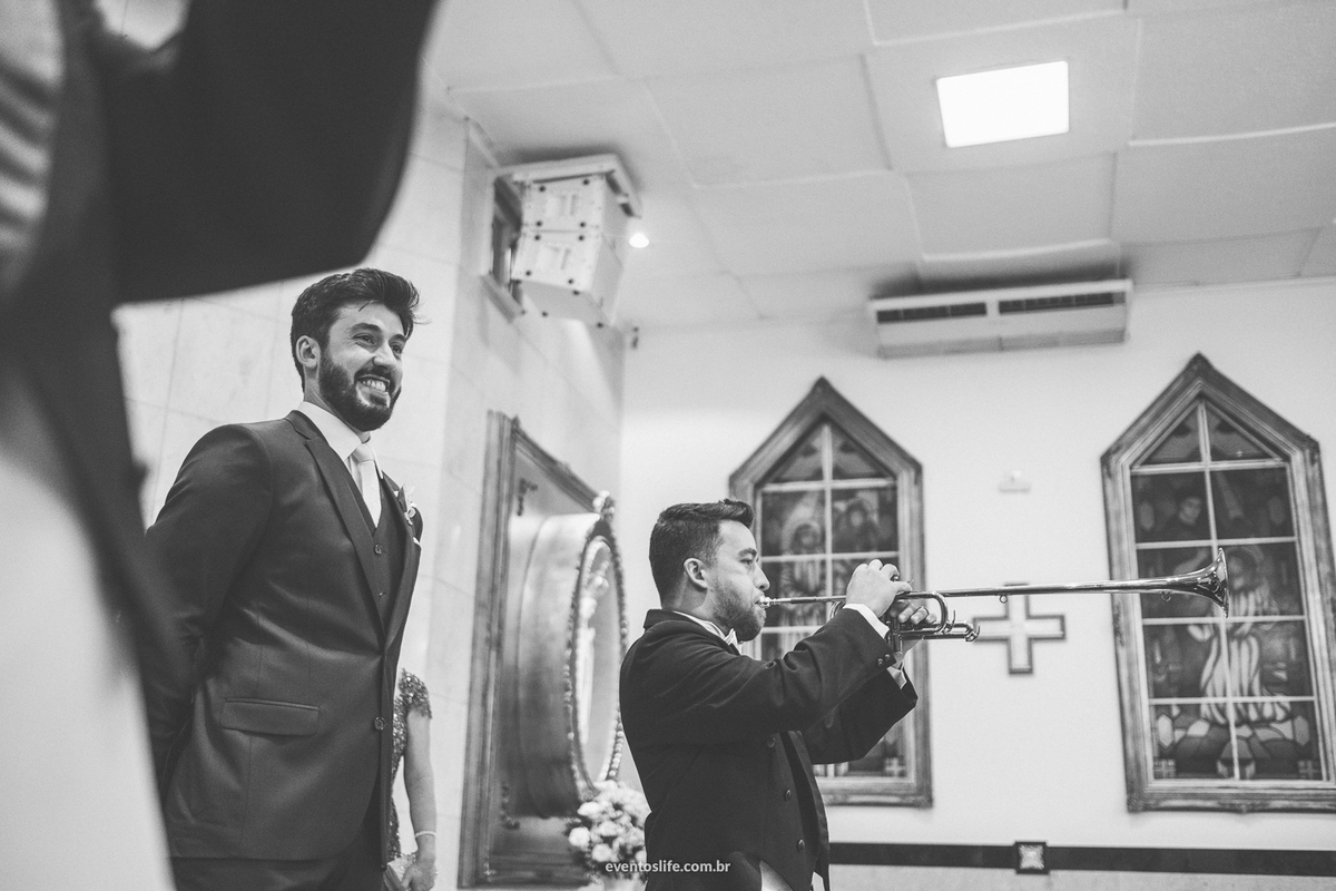 casamento, renata e joão, life fotografia, sorocaba, são paulo, fotografia de casamento, alex oliveira, cyndi omoto, fotografia espontânea, rosto do noiva na entrada da noiva, noivo emocionado, vendo a noiva entrar, noivo feliz, trompetes, del chiaro