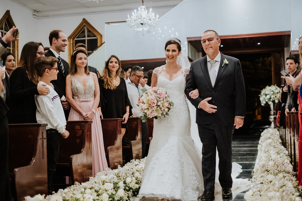 casamento, renata e joão, life fotografia, sorocaba, são paulo, fotografia de casamento, alex oliveira, cyndi omoto, fotografia espontânea, entrada da noiva, noiva com o pai, chão espelhado, decoração da cerimônia, nossa senhora de fátima sorocaba