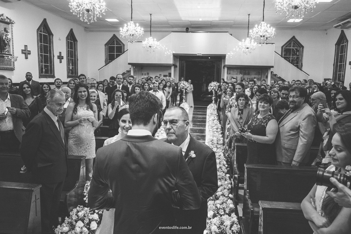 casamento, renata e joão, life fotografia, sorocaba, são paulo, fotografia de casamento, alex oliveira, cyndi omoto, fotografia espontânea, cerimônia católica, nossa senhora de fátima sorocaba, campolim, igreja lotada, foto com todo mundo na igreja