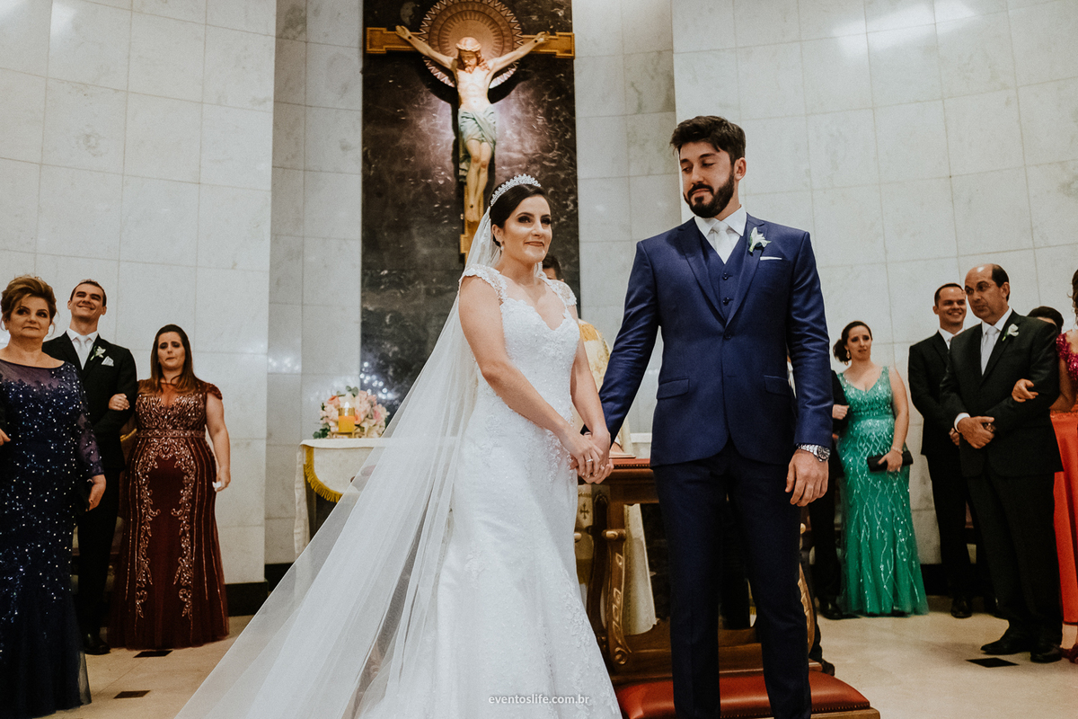 casamento, renata e joão, life fotografia, sorocaba, são paulo, fotografia de casamento, alex oliveira, cyndi omoto, fotografia espontânea, noiva emocionada com a entrada das alianças, avós com alianças, igreja nossa senhora de fátima sorocaba, altar