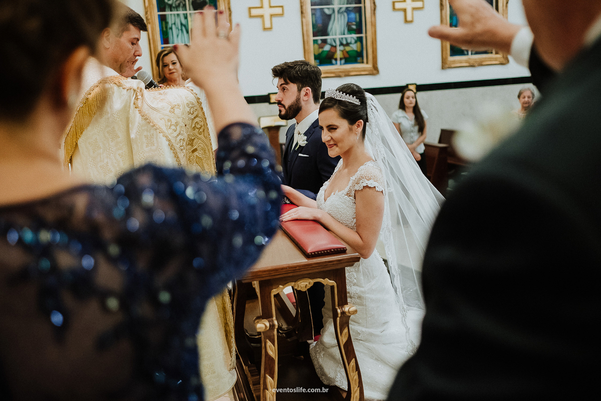 casamento, renata e joão, life fotografia, sorocaba, são paulo, fotografia de casamento, alex oliveira, cyndi omoto, fotografia espontânea, benção dos noivos, benção do padre, católico, igreja nossa senhora de fátima, casamento noturno