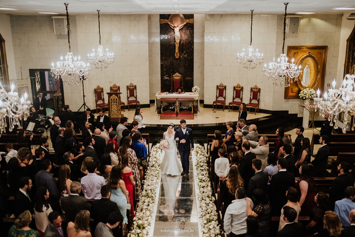 casamento, renata e joão, life fotografia, sorocaba, são paulo, fotografia de casamento, alex oliveira, cyndi omoto, fotografia espontânea, saída dos noivos, paróquia nossa senhora de fátima, igreja cheia, convidados, tapete espelhado, enfim casados