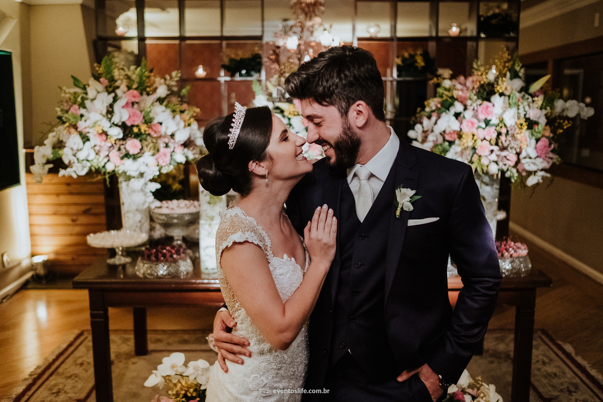 casamento, renata e joão, life fotografia, sorocaba, são paulo, fotografia de casamento, alex oliveira, cyndi omoto, fotografia espontânea, foto dos noivos na mesa do bolo, foto tradicional, noivos lindos, noiva de coque baixo, leial savioli, florisnéia