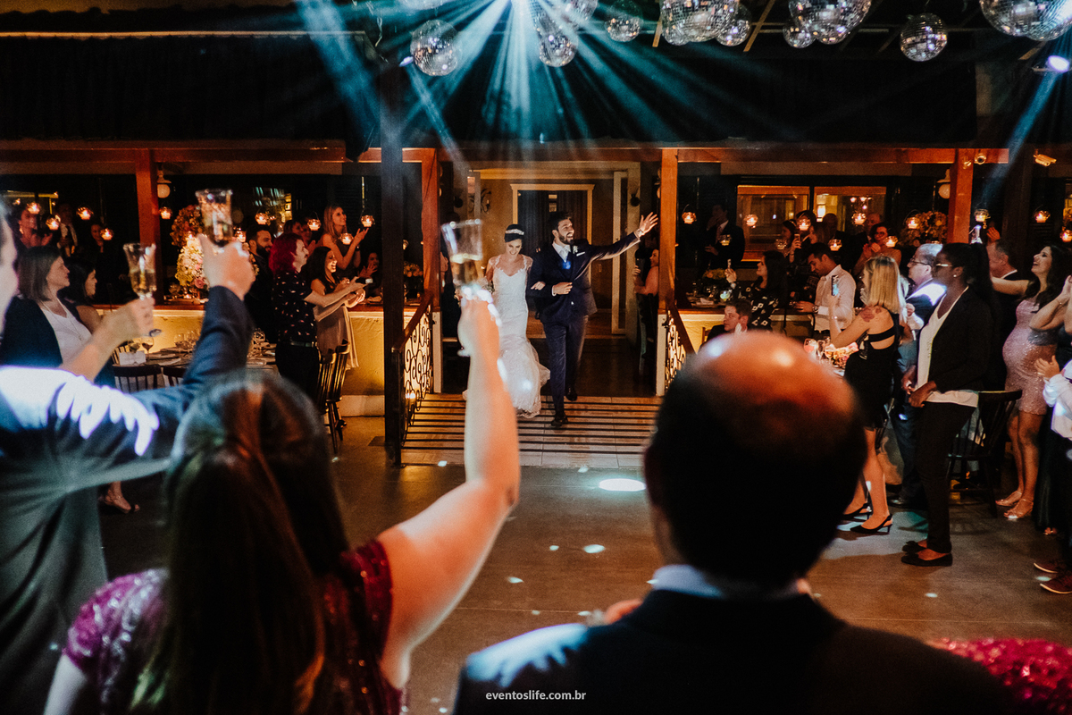 casamento, renata e joão, life fotografia, sorocaba, são paulo, fotografia de casamento, alex oliveira, cyndi omoto, fotografia espontânea, brinde aos noivos, entrada dos noivos no salão, casamento à noite, chácara santa victória, brinde, pista de dança
