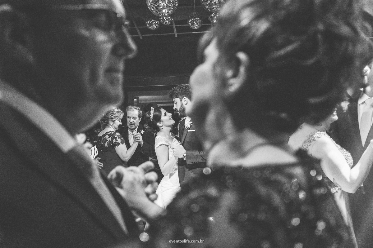 casamento, renata e joão, life fotografia, sorocaba, são paulo, fotografia de casamento, alex oliveira, cyndi omoto, fotografia espontânea, primeira dança dos noivos, primeira dança, first dance, pais dos noivos, noivos se olhando com amor, melhor foto