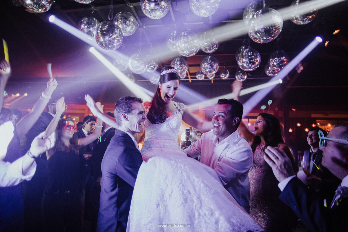 casamento, renata e joão, life fotografia, sorocaba, são paulo, fotografia de casamento, alex oliveira, cyndi omoto, fotografia espontânea, festa animada, dj factory som e luz, levantando a noiva na pista, noiva se divertindo no casamento, santa victória