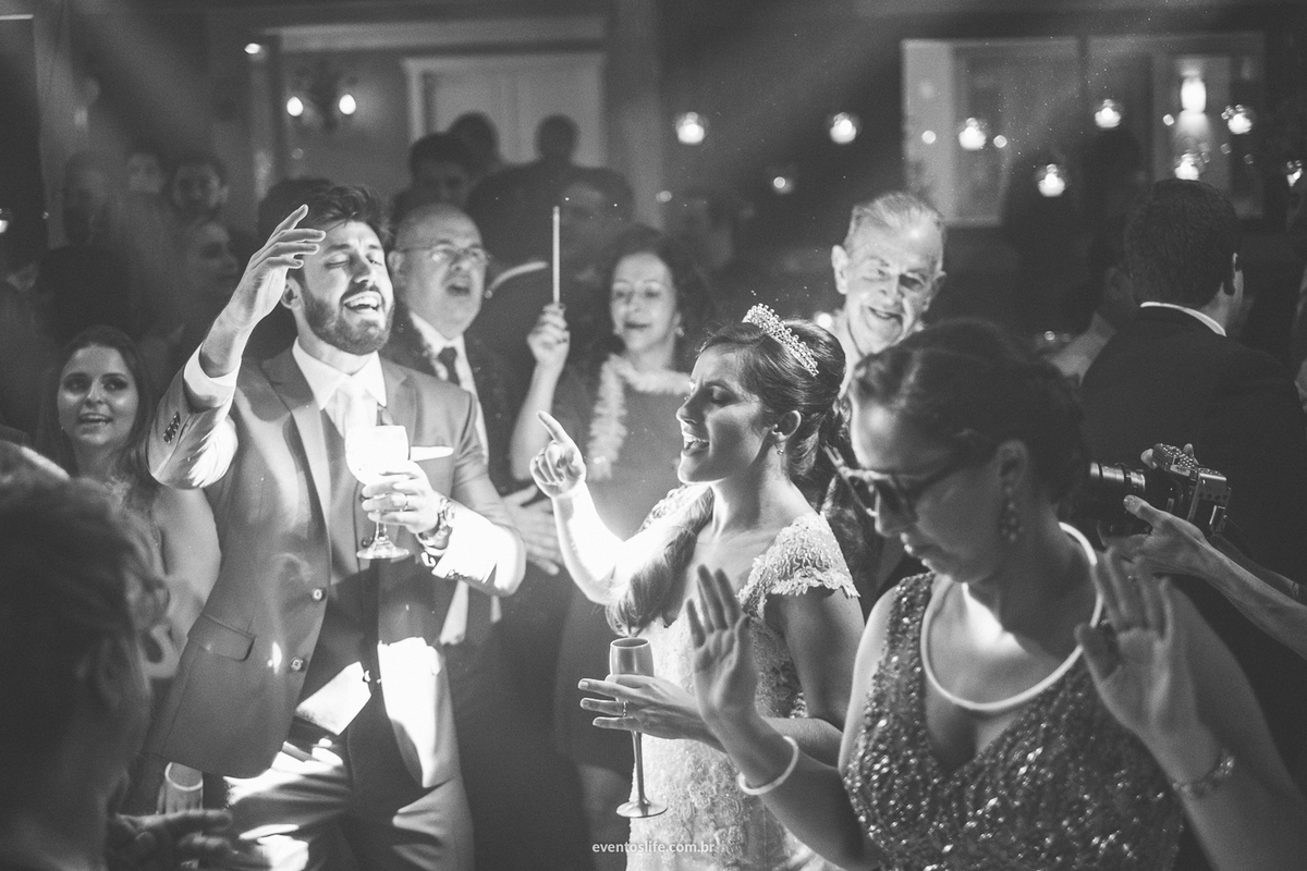 casamento, renata e joão, life fotografia, sorocaba, são paulo, fotografia de casamento, alex oliveira, cyndi omoto, fotografia espontânea, noivos na pista de dança, festa animada, noivos cantando junto com a música, melhor fotografia de sorocaba