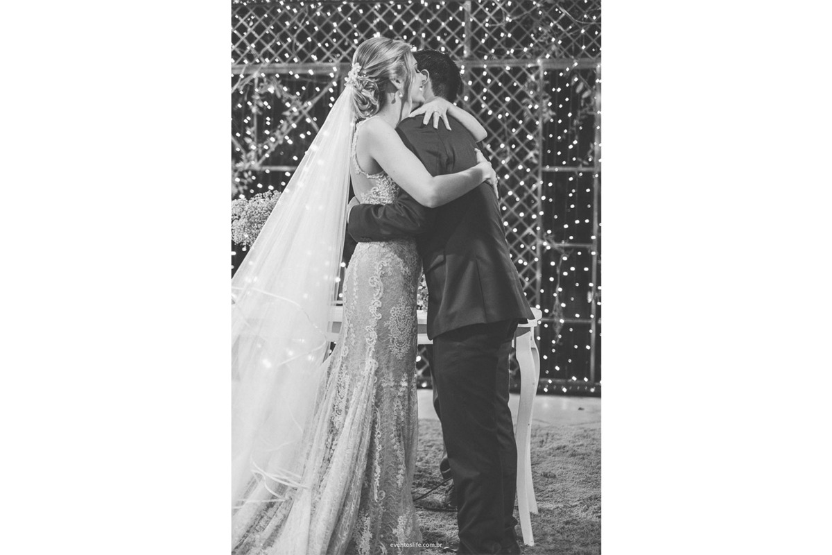 Life Fotografia, Casamento, Wedding, Bruna e Fabiano, Chácara Santa Victória, Sorocaba, São Paulo, Melhor Fotógrafo de Sorocaba, Fotos espontâneas, Documental, DreamCatcher Assessoria, Abraços, Abraço na cerimônia, Luzinhas, Amor