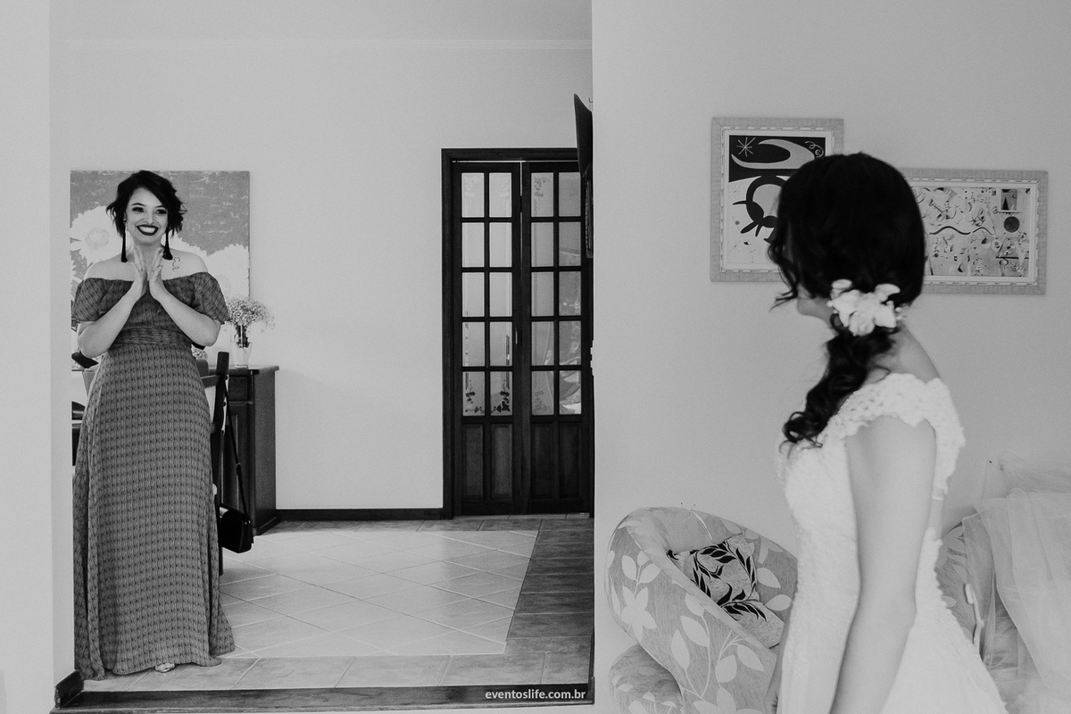Life Fotografia, Fotografia de Casamento, Fotografia de Casamento Sorocaba, Espaço Alvorada, Alvorada, Gabi e Ricardo, Making Of da Noiva, Noiva, Making Of, Bride, PB, BW, Madrinha emocionada, Madrinha, Vestido de Noiva, Emoção