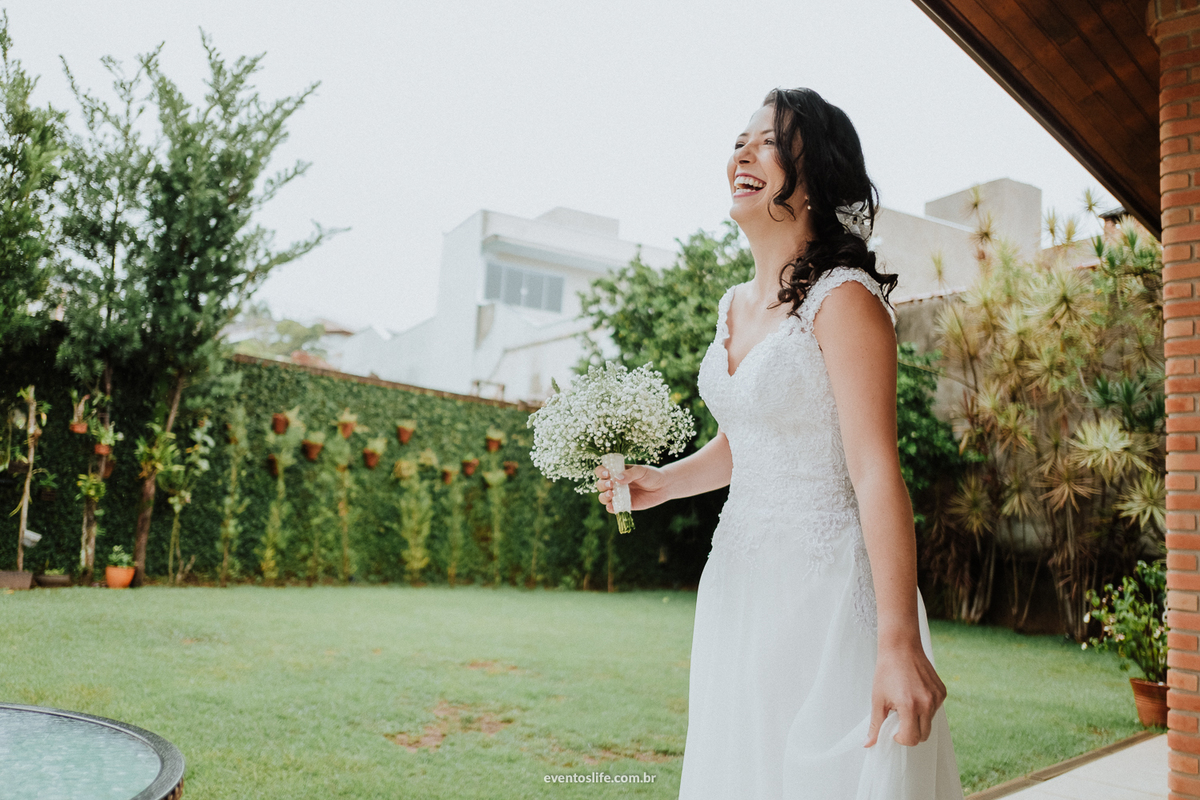 Life Fotografia, Fotografia de Casamento, Fotografia de Casamento Sorocaba, Espaço Alvorada, Alvorada, Gabi e Ricardo, Noiva pronta, Vestido de noiva, noiva sorrindo, Noiva feliz, Lápis de Noiva, Buquê de noiva, Bride, Quinta da casa, Noiva em casa