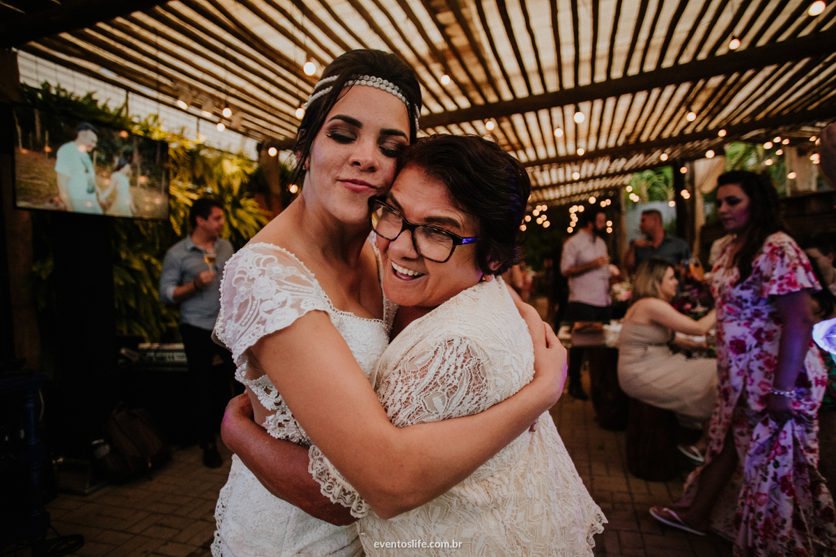 Fotografia de Casamento Sorocaba, São Paulo, Julianne e Osório, Life Fotografia, Hukka Garden, Mini Wedding, Mini Casamento, Amor, Fotografia diferente, Fotografia espontânea, Recepção, Festa, Abraço, família, Noivos amorosos, noivos carinhosos, noiva