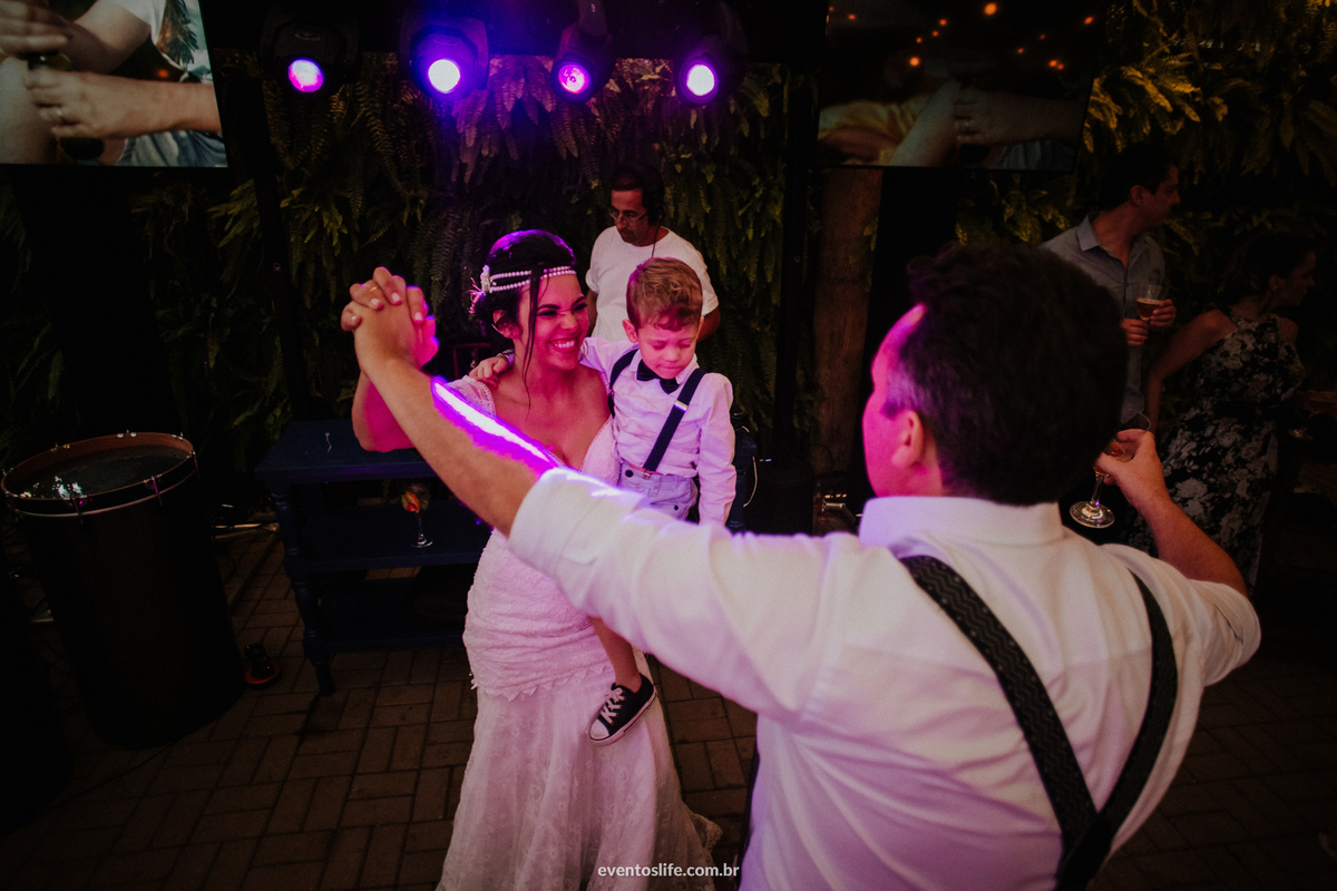 Fotografia de Casamento Sorocaba, São Paulo, Julianne e Osório, Life Fotografia, Hukka Garden, Mini Wedding, Mini Casamento, Amor, Fotografia diferente, Fotografia espontânea, Recepção, Festa, Gratidão, noivos gratos, noivos curtindo a festa, filhos