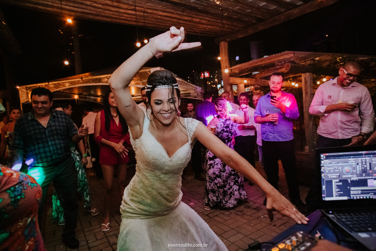 Fotografia de Casamento Sorocaba, São Paulo, Julianne e Osório, Life Fotografia, Hukka Garden, Mini Wedding, Mini Casamento, Amor, Fotografia diferente, Fotografia espontânea, Recepção, Festa, Pista, Luzinhas, Lampadinhas, Funk, Funk no casamento, Animaçã