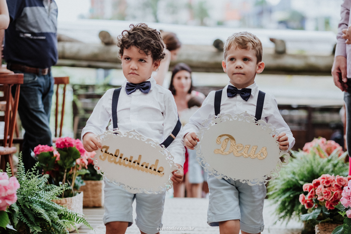 Fotografia de Casamento Sorocaba, São Paulo, Julianne e Osório, Life Fotografia, Hukka Garden, Mini Wedding, Mini Casamento, Entrada das alianças, entrada dos pajens, pajens, crianças, suspensório, gravata borboleta, fofo, cuteness
