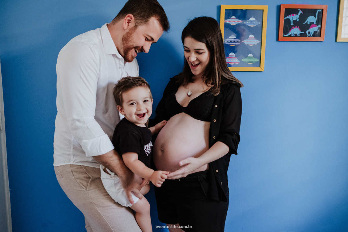 Ensaio Gestante, Fotografia de Família Sorocaba, Fotografia de família, Life Fotografia, Fotos diferentes, Fotos espontâneas,  Gestante, Gestação, Sessão, Grávida, Parede azul, porta retratos, filhos, filho