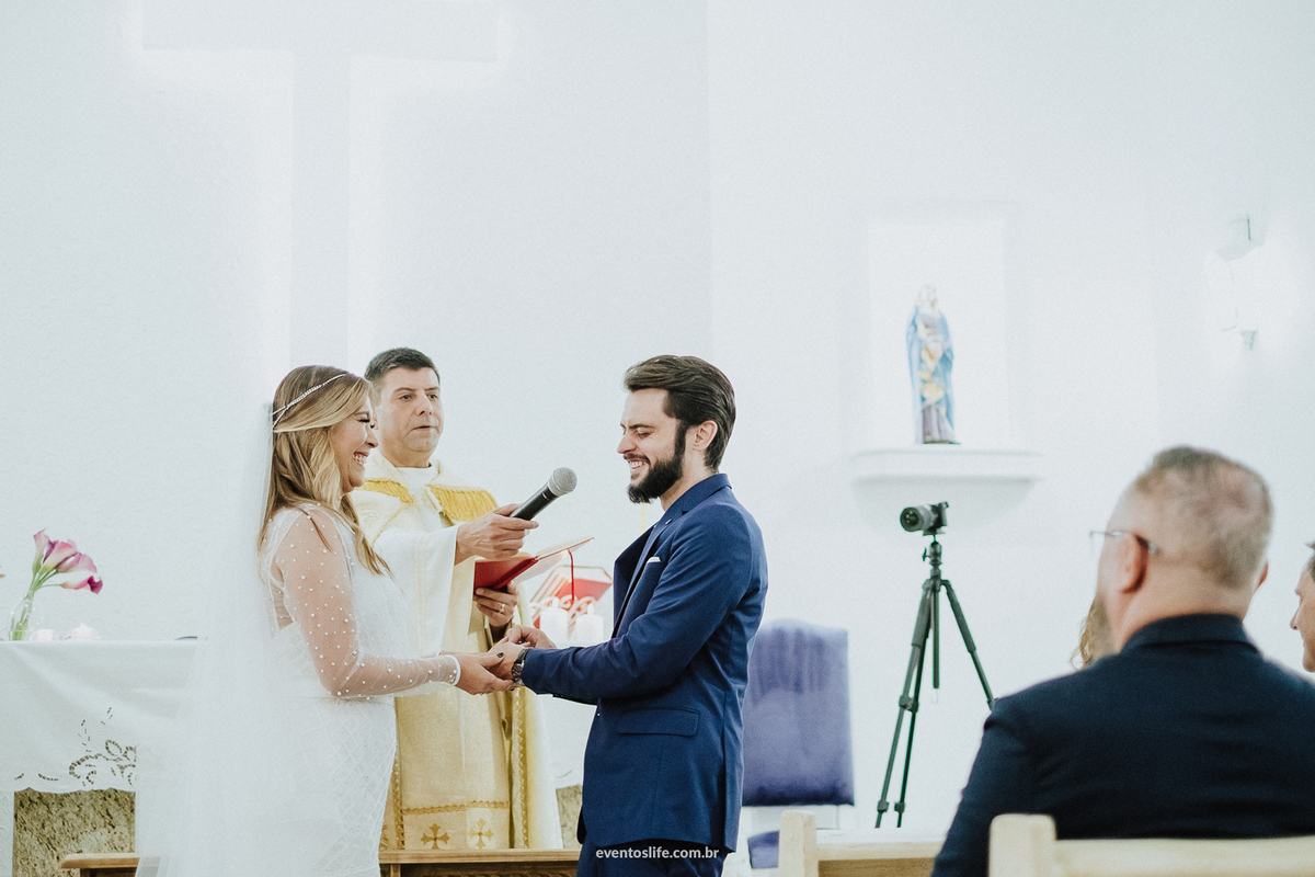 Mini Wedding, Life Fotografia, Fotografia de Casamento Sorocaba, Fotógrafo de Casamento Sorocaba, Fotógrafo de Casamento, Lago Azul, Votos, Noivos rindo, noivos emocionados, Risada, diversão, cerimônia, Cerimônia na igreja, Religiosa