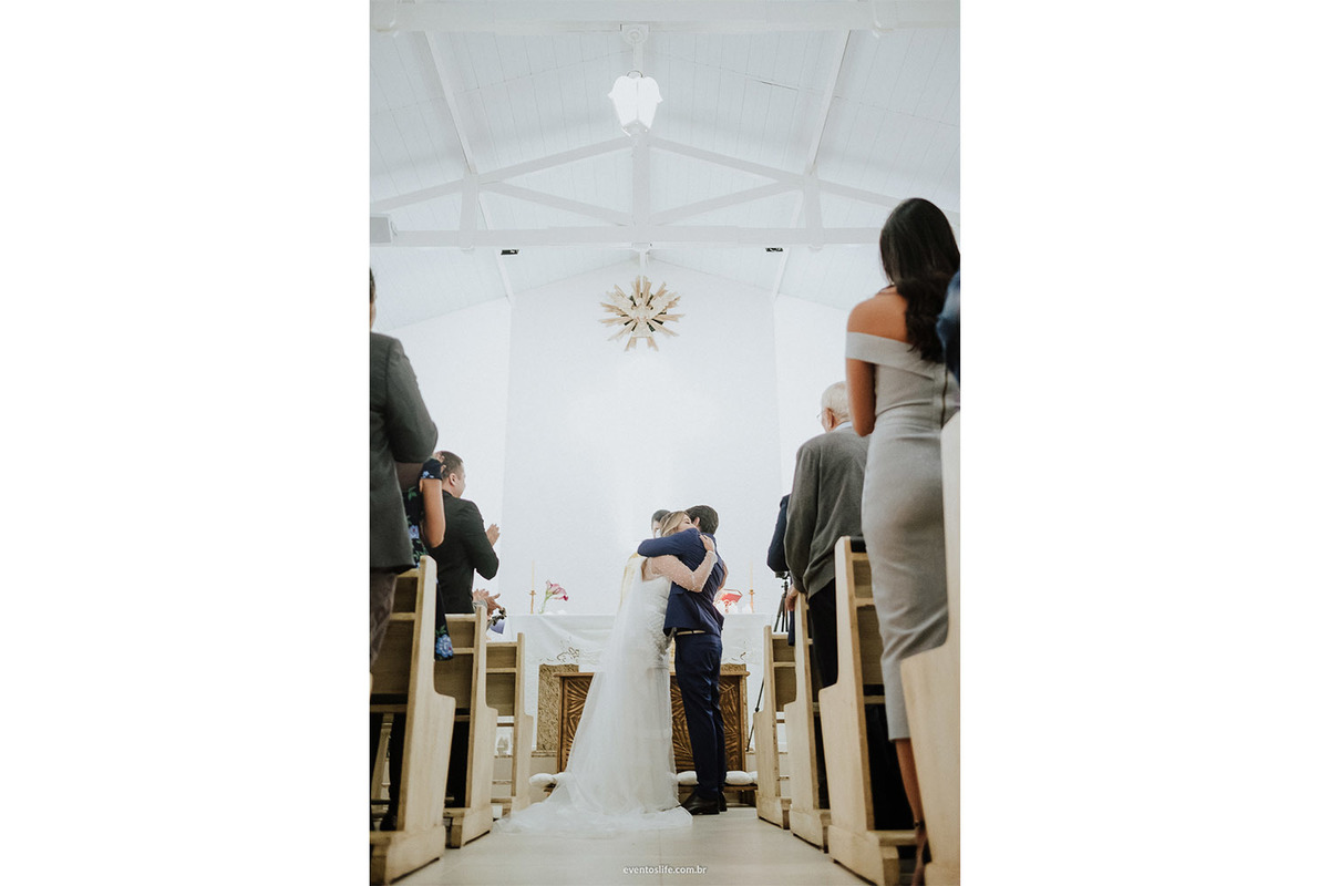 Mini Wedding, Life Fotografia, Fotografia de Casamento Sorocaba, Fotógrafode Casamento Sorocaba, Fotógrafo de Casamento, Lago Azul, Abraços, Abraço, Igreja, Cerimônia, Cerimônia Religiosa, Beijo, Hora do beijo