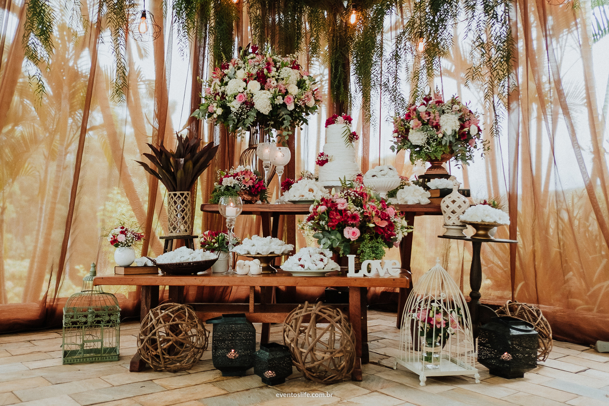 life fotografia, fotografia de casamento, sorocaba, São paulo, jundiaí, noiva, bride, noivado, wedding, casamento, melhor fotógrafo de casamento, fotografia espontânea, fotos diferentes, mesa do bolo, mesa de doces, indoor, mesa cheia, flores, decoração