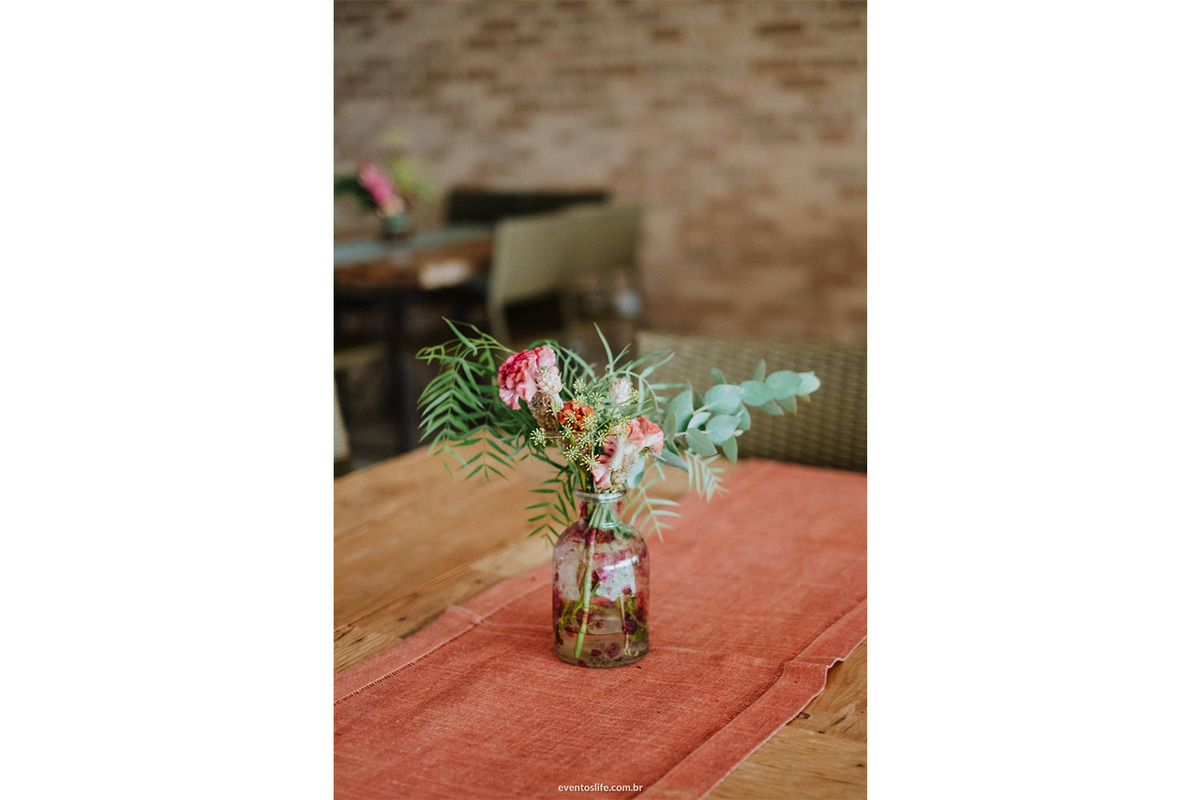 Bárbara e Renan, VaiBR, Life Fotografia, Fotografia de Casamento Sorocaba, São Paulo, Casamento na praia, Casamento em Ilhabela, Ilhabela, Litoral Norte, Pier 151, Maêga Assessoria, Pó de Arroz, Flor exótica, Decoração de casamento, Flor rosada, Natureza