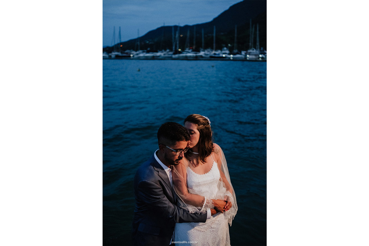 Bárbara e Renan, VaiBR, Life Fotografia, Fotografia de Casamento Sorocaba, São Paulo, Casamento na praia, Casamento em Ilhabela, Ilhabela, Litoral Norte, Pier 151, Maêga Assessoria, Pó de Arroz, Fotografia documental, Noivos, Contraste, Cores