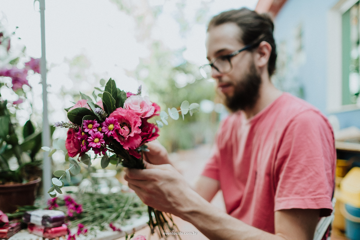 Life Fotografia, Casamento, Lais e Guilherme, Casamento em Casa, Mini Wedding, Mini Casamento, Noivo fazendo o buquê, Noivo alternativo, DIY