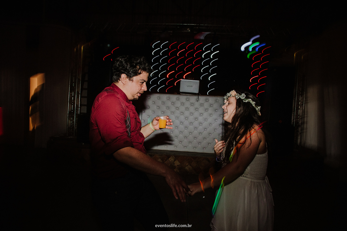 Fotografia de Casamento Sorocaba, Life Fotografia, Lenna e Everton, Sitio João de Barro, Wedding, Mini Wedding, Mini Casamento, Noivos descolados, Casamento diferente, Recepção, Casados, Família, Noiva, Noivo, Vestido, Balada, Camisa vermelha, Coroa, Amor