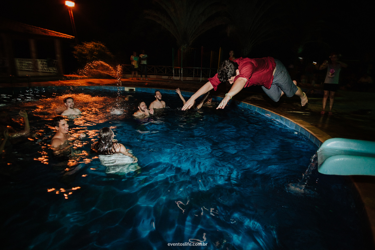 Fotografia de Casamento Sorocaba, Life Fotografia, Lenna e Everton, Sitio João de Barro, Wedding, Mini Wedding, Mini Casamento, Noivos descolados, Casamento diferente, Recepção, Casados, Família, Brincadeira, Piscina, Alegria, Salto, Bagunça, Amizade