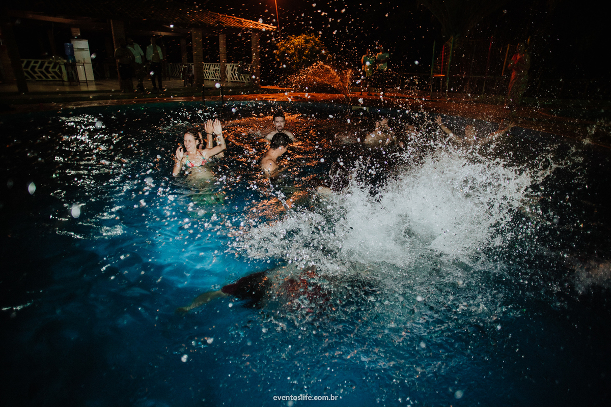 Fotografia de Casamento Sorocaba, Life Fotografia, Lenna e Everton, Sitio João de Barro, Wedding, Mini Wedding, Mini Casamento, Noivos descolados, Casamento diferente, Recepção, Casados, Família, Brincadeira, Piscina, Alegria, Salto Bagunça, Amizade
