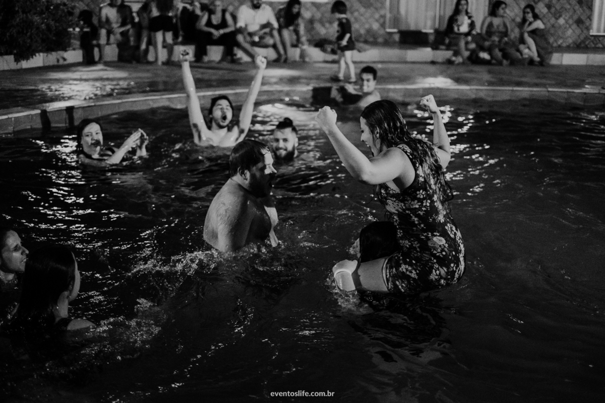 Fotografia de Casamento Sorocaba, Life Fotografia, Lenna e Everton, Sitio João de Barro, Wedding, Mini Wedding, Mini Casamento, Noivos descolados, Casamento diferente, Recepção, Casados, Família, Brincadeira, Piscina, Alegria, PB, Bagunça, Amizade, Noiva