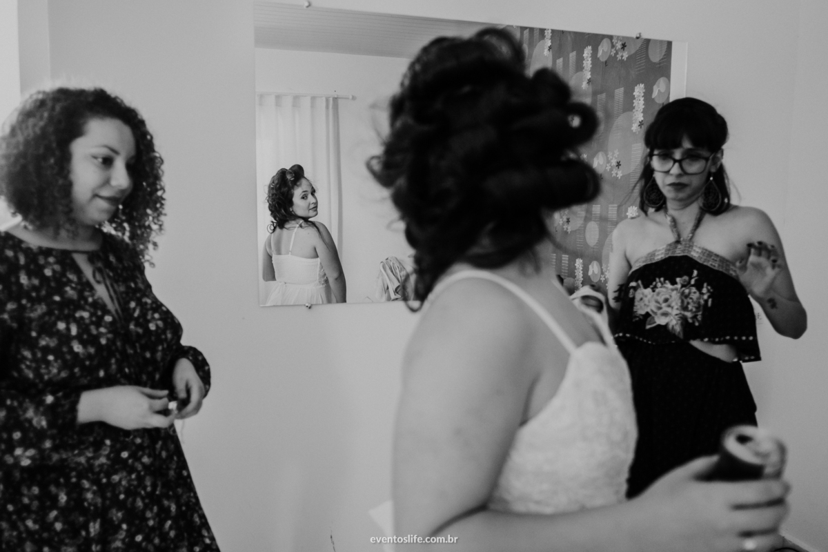 Fotografia de Casamento Sorocaba, Life Fotografia, Lenna e Everton, Sitio João de Barro, Wedding, Mini Wedding, Mini Casamento, Noivos descolados, Casamento diferente, Casamento de dia, PB, Making of, Noiva, Vestido, Dressing, Reflexo, Epelho, Amor