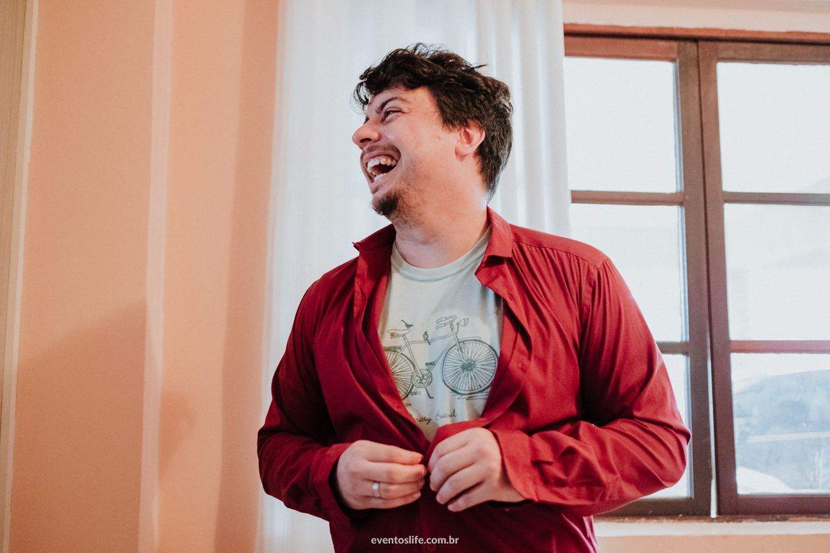 Fotografia de Casamento Sorocaba, Life Fotografia, Lenna e Everton, Sitio João de Barro, Wedding, Mini Wedding, Mini Casamento, Noivos descolados, Casamento diferente, Casamento de dia, Making of, Noivo, Camisa vermelha, Noivo, Sorriso, Janela, Paisagem