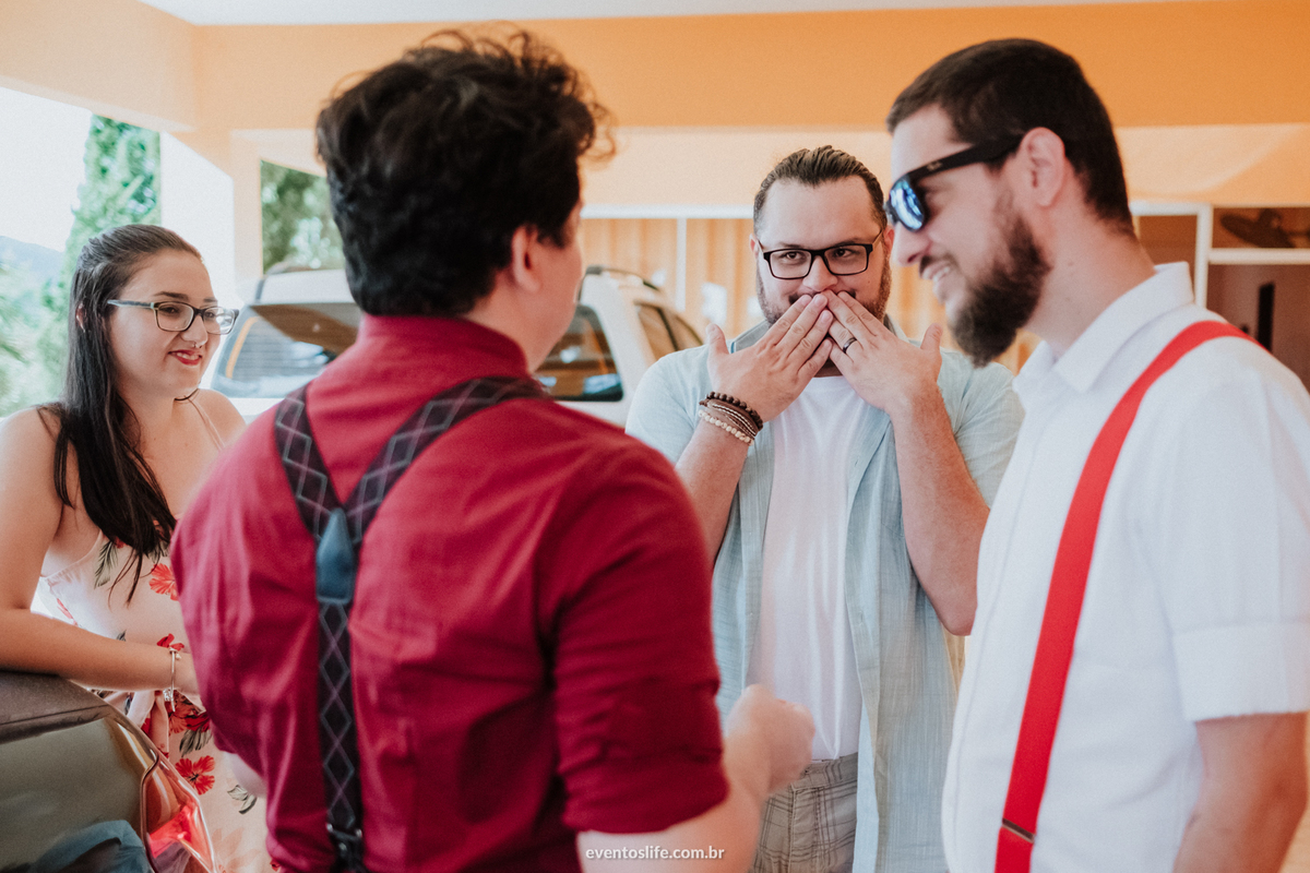 Fotografia de Casamento Sorocaba, Life Fotografia, Lenna e Everton, Sitio João de Barro, Wedding, Mini Wedding, Mini Casamento, Noivos descolados, Casamento diferente, Casamento de dia, Making of, Noivo, Camisa vermelha, Família, Descontraído, Supresa