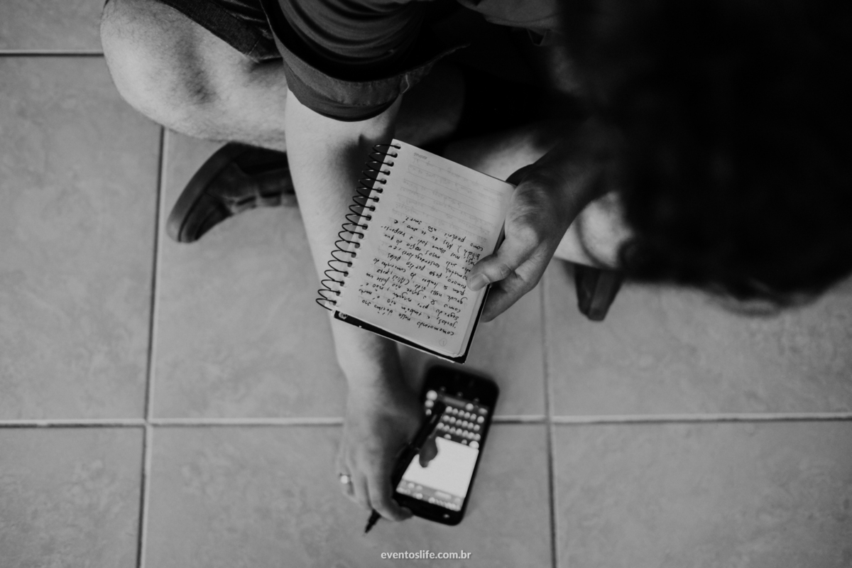 Fotografia de Casamento Sorocaba, Life Fotografia, Lenna e Everton, Sitio João de Barro, Wedding, Mini Wedding, Mini Casamento, Noivos descolados, Casamento diferente, Casamento de dia, Escrevendo, Noivo, PB, Votos, Amor, making of,
Noivo de bermuda