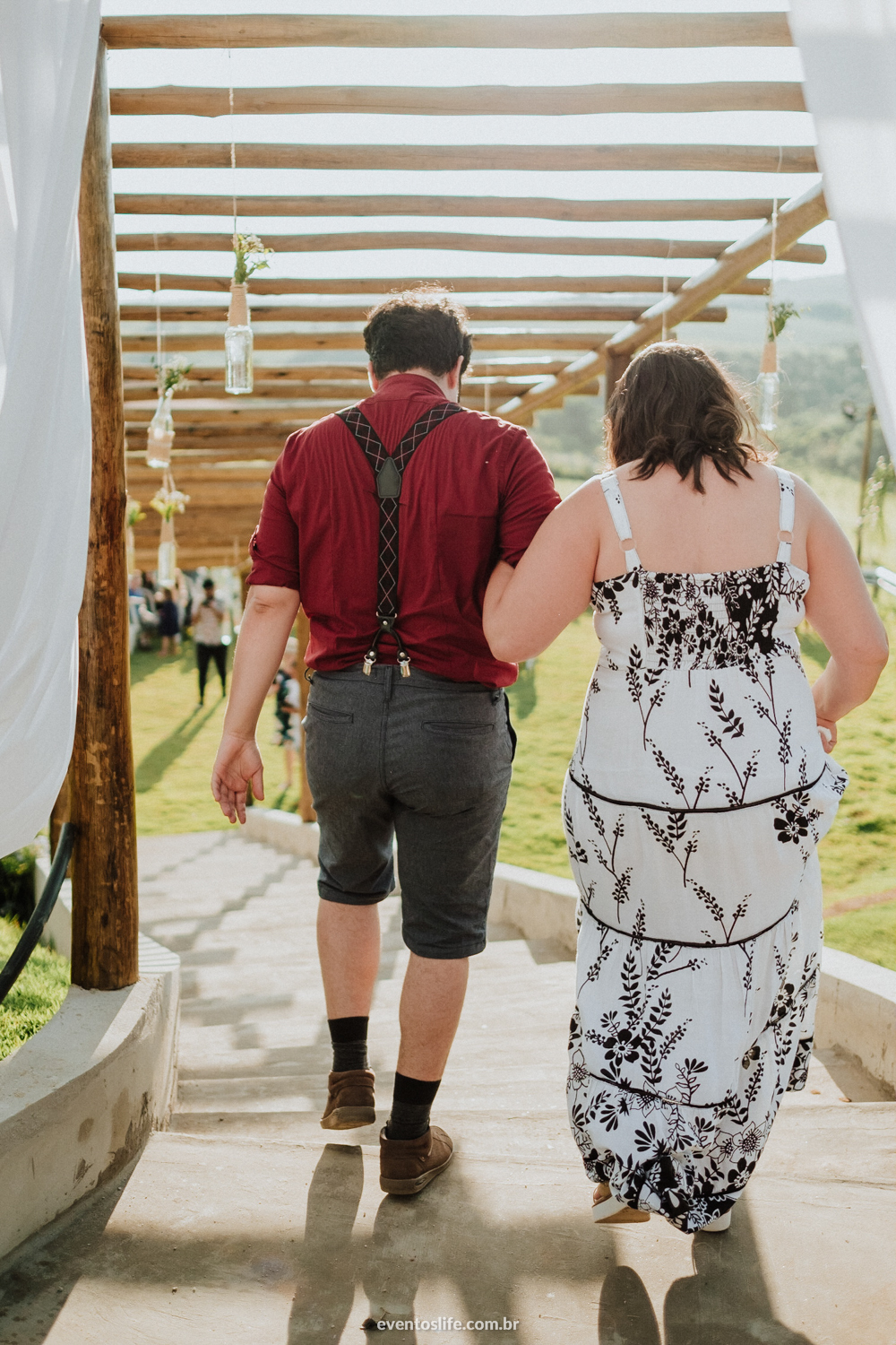Fotografia de Casamento Sorocaba, Life Fotografia, Lenna e Everton, Sitio João de Barro, Wedding, Mini Wedding, Mini Casamento, Noivos descolados, Casamento diferente, Casamento de dia, Noivo moderno, Entrando, Camisa vermelha, Amor, Entrada, Amor, Nature