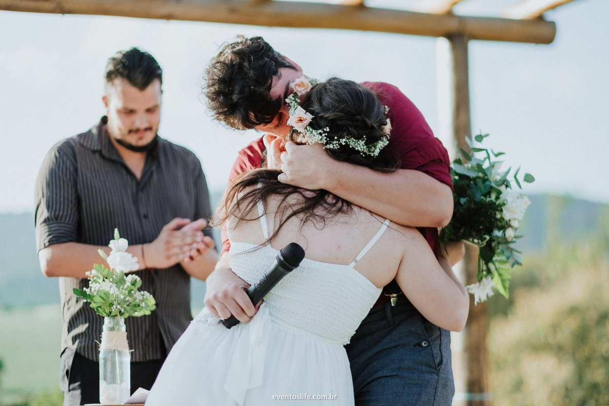 Fotografia de Casamento Sorocaba, Life Fotografia, Lenna e Everton, Sitio João de Barro, Wedding, Mini Wedding, Mini Casamento, Noivos descolados, Casamento diferente, Casamento de dia, Cerimônia, Paisagem, Natureza, Beijo, Felicidade, Ar livre, Amor