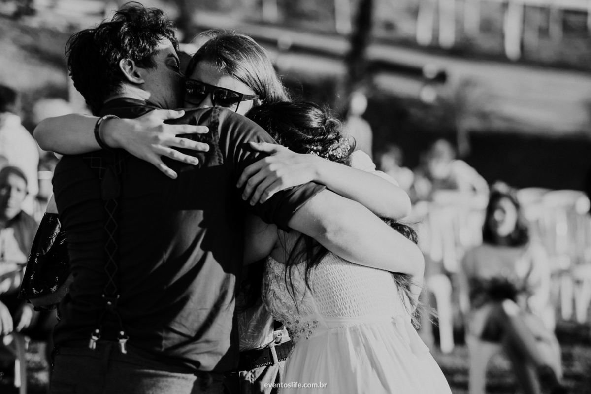 Fotografia de Casamento Sorocaba, Life Fotografia, Lenna e Everton, Sitio João de Barro, Wedding, Mini Wedding, Mini Casamento, Noivos descolados, Casamento diferente, Casamento de dia, Cerimônia, Paisagem, Natureza, Abraço, Felicidade, Ar livre, Amor