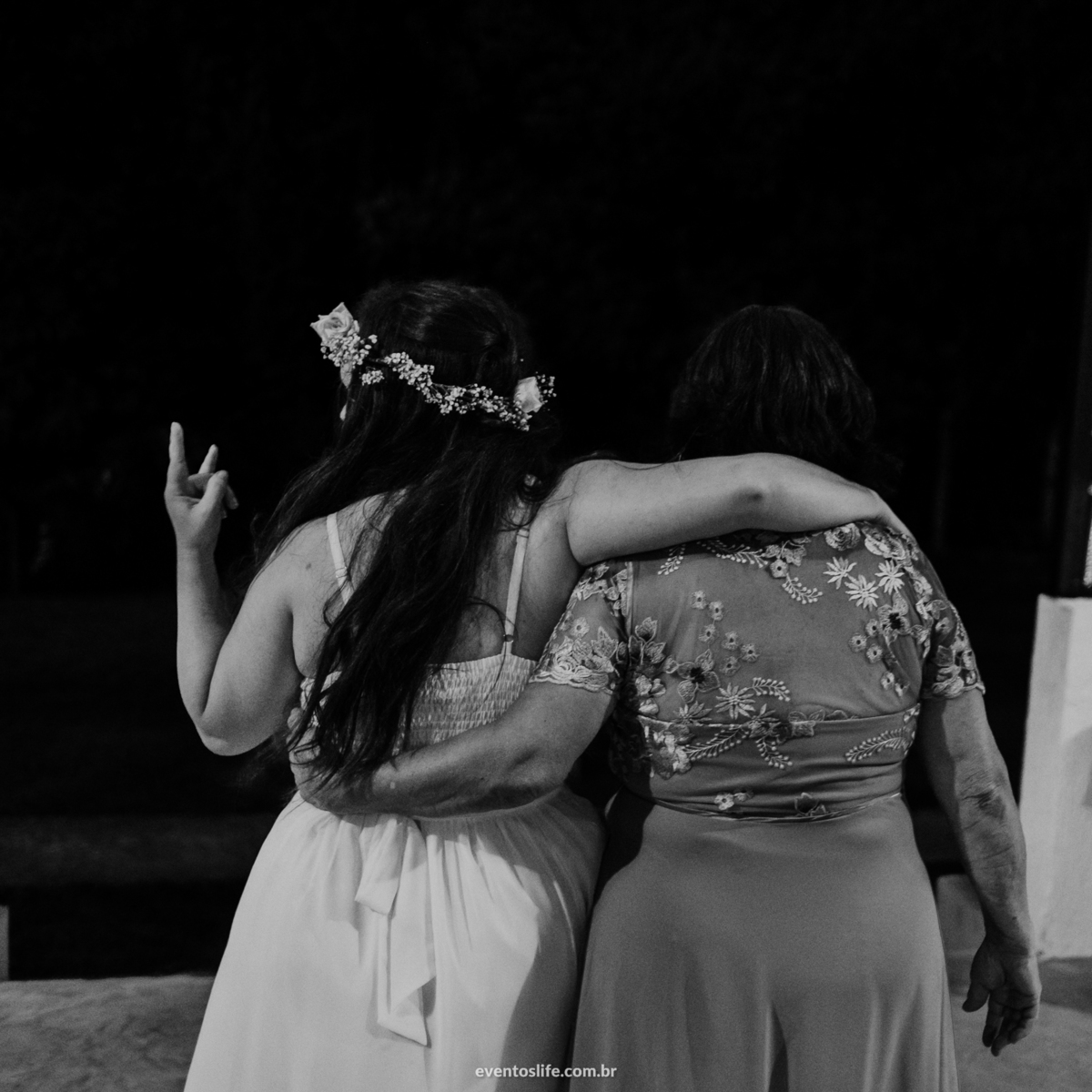 Fotografia de Casamento Sorocaba, Life Fotografia, Lenna e Everton, Sitio João de Barro, Wedding, Mini Wedding, Mini Casamento, Noivos descolados, Casamento diferente, Recepção, PB, Rock n roll, Noiva, Roqueira, Recepção, Vestido, Coroa de flores, Amor